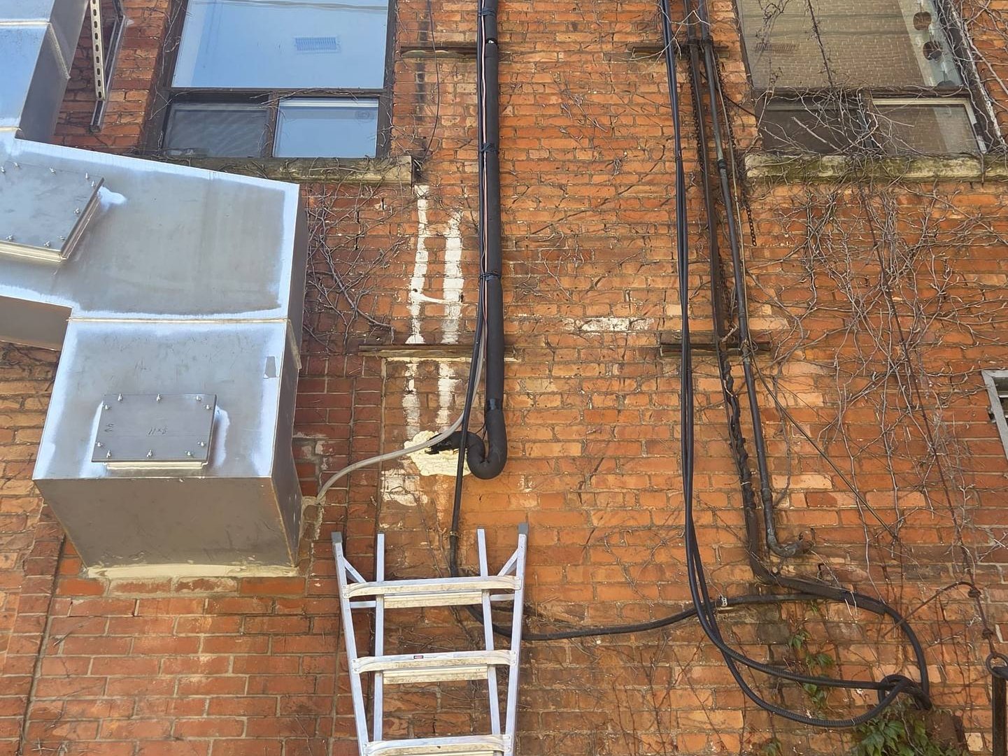 Commercial rooftop condenser bank serviced by OLU HVAC.